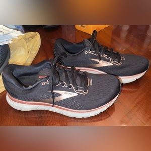 Brooks tennis shoes / brooks sneakers